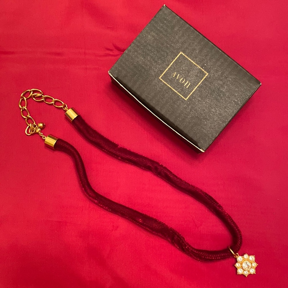 Avon Romantic Rhinestone Velvet Necklace in burgundy